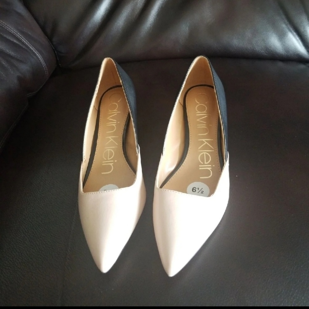 Kitten heel pumps